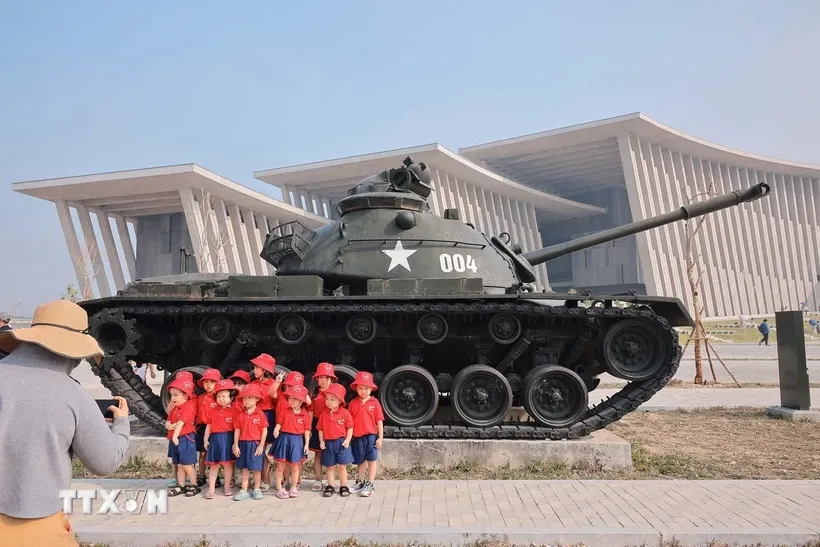 Trẻ em đến tham quan Bảo tàng Lịch sử Quân sự Việt Nam. Ảnh: Hoàng Hiếu/TTXVN