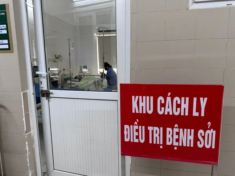 Khu vực điều trị bệnh nhân mắc sởi tại Viện Y học Nhiệt đới (Bệnh viện Bạch Mai). Ảnh: T.G/Vietnam+