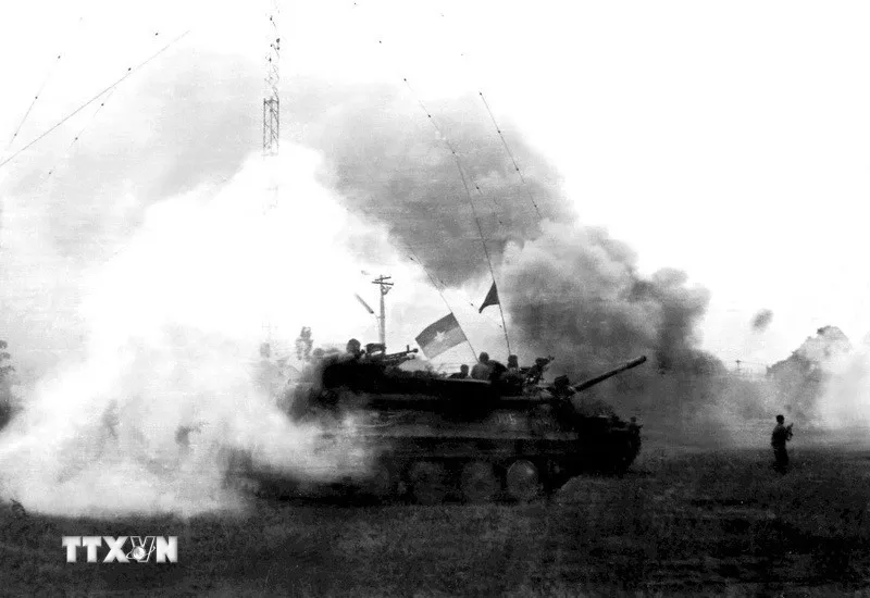 Ngày 9/4/1975, quân ta tiến công vào thị trấn Xuân Lộc, căn cứ phòng thủ trọng yếu của địch bảo vệ Sài Gòn từ phía Đông Bắc. Ngày 21/4, quân địch ở Xuân Lộc tháo chạy, cửa ngõ vào Sài Gòn từ hướng Đông Bắc đã được mở. Ngay từ khi mất Xuân Lộc, Tổng thống Nguyễn Văn Thiệu từ chức. Ảnh: TTXVN