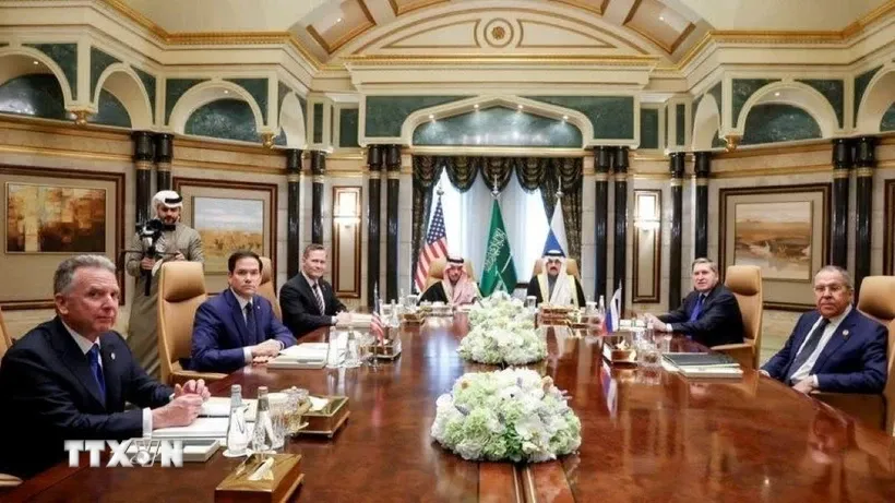 Đại diện của Nga và Mỹ tại cuộc đàm phán ở Riyadh, Saudi Arabia, ngày 18/2. Ảnh: Reuters/TTXVN