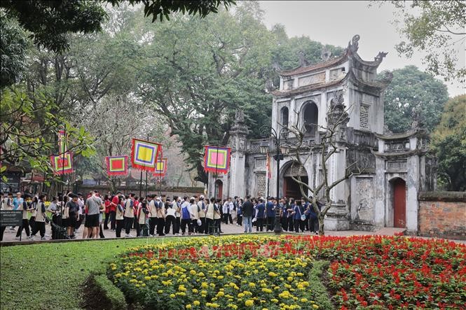 Đông đảo người dân đến tham quan Văn Miếu - Quốc Tử Giám. Ảnh: Lê Đông/TTXVN