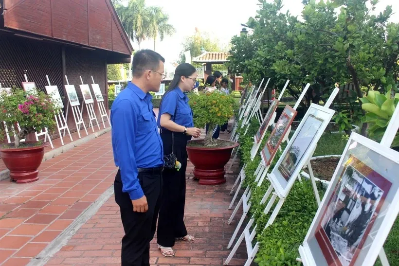 Khách tham quan Triển lãm. Ảnh: Hồng Hiếu/TTXVN