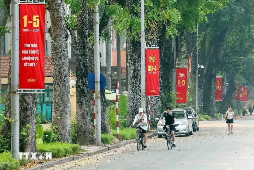 Đường phố Hà Nội trang hoàng rực rỡ nhân kỷ niệm những ngày lễ lớn. Ảnh minh họa. Nguồn: TTXVN