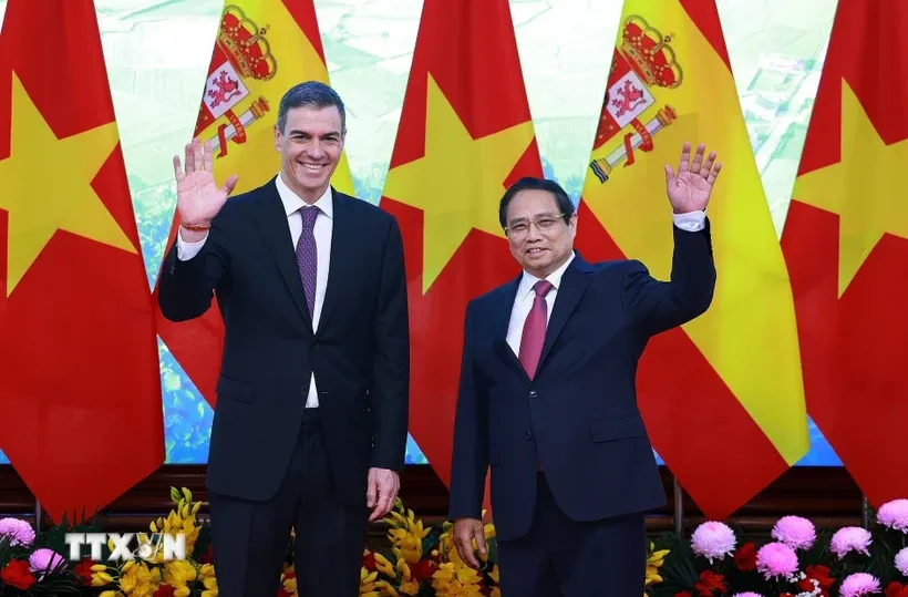Thủ tướng Phạm Minh Chính và Thủ tướng Tây Ban Nha Pedro Sánchez chụp ảnh chung trước khi tiến hành hội đàm. Ảnh: Dương Giang/TTXVN