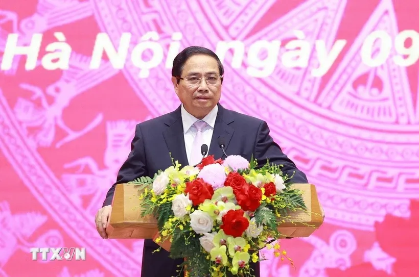 Thủ tướng Phạm Minh Chính động viên, tuyên dương các lực lượng hỗ trợ Myanmar khắc phục hậu quả động đất. Ảnh: Dương Giang/TTXVN