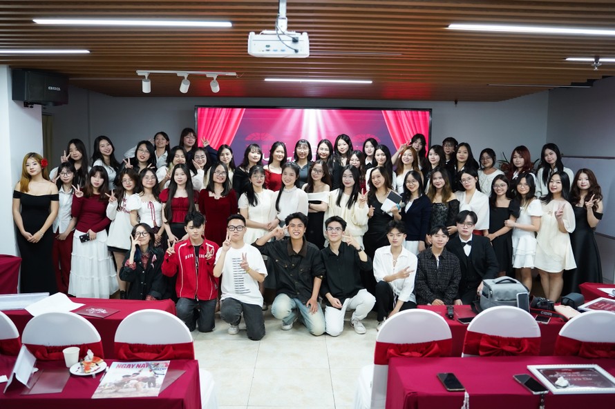 Sóng Trẻ News Awards 2024: Evangeline - Lời hứa của hoa hồng đánh dấu cột mốc 17 tuổi của Sóng trẻ.