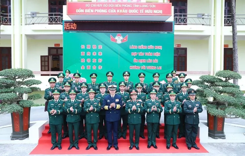 Bộ trưởng Bộ Quốc phòng hai nước cùng các đại biểu thăm Đồn Biên phòng Cửa khẩu Quốc tế Hữu Nghị Ảnh: Báo Biên phòng