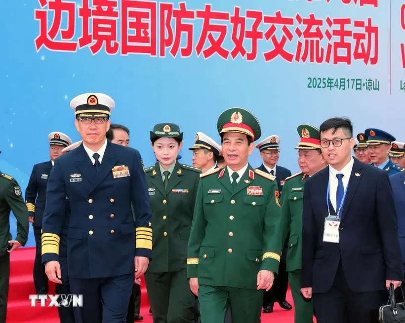 Đại tướng, Bộ trưởng Quốc phòng Phan Văn Giang đón Thượng tướng Đổng Quân, Bộ trưởng Quốc phòng Trung Quốc tại Cửa khẩu Quốc tế Hữu Nghị. Ảnh: Trọng Đức/TTXVN