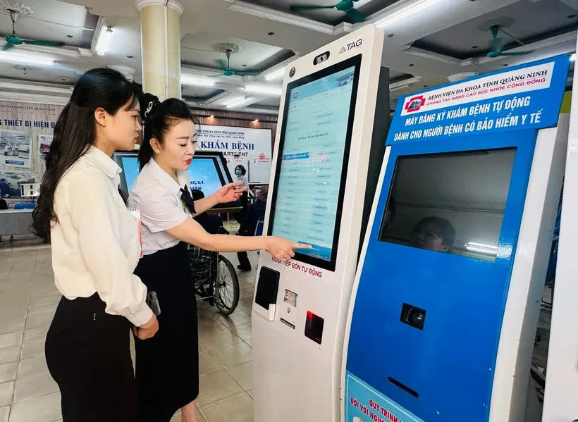 Máy đăng ký khám bệnh tự động tại Bệnh viện Đa khoa tỉnh Quảng Ninh. Ảnh: T.G/Vietnam+