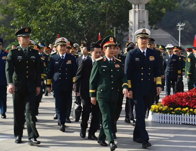Đại tướng, Bộ trưởng Quốc phòng Phan Văn Giang và Thượng tướng Đổng Quân, Bộ trưởng Bộ Quốc phòng Trung Quốc. Ảnh: TTXVN 