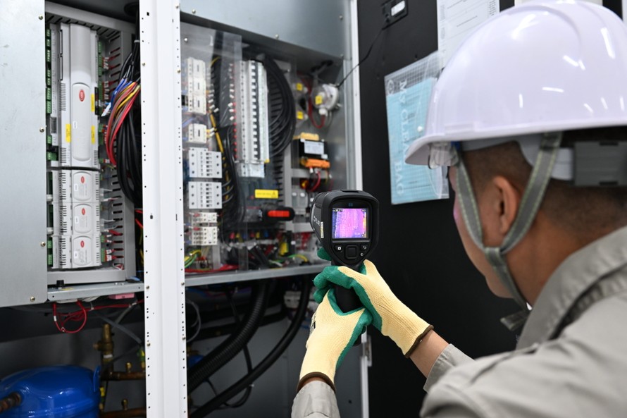 Kỹ sư Viettel Networks kiểm tra hệ thống cơ điện tại trạm cập bờ ADC.