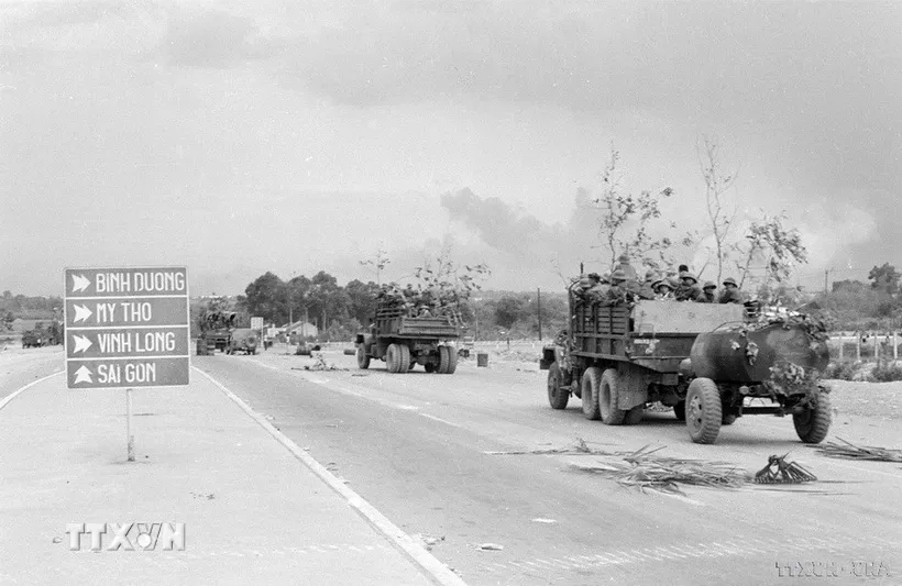 Quân giải phóng tiến vào Sài Gòn trên xa lộ Biên Hòa. Ảnh: Vũ Tạo/TTXVN