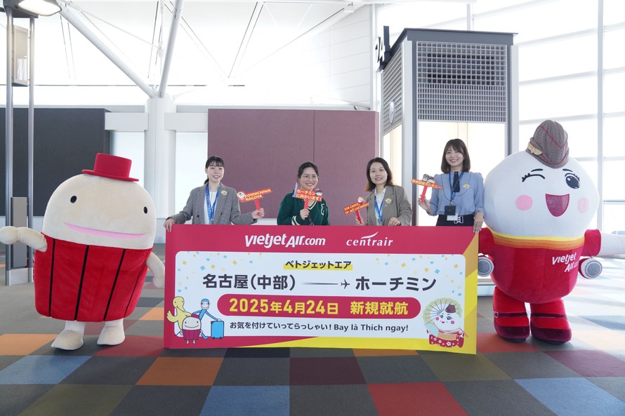  Lãnh đạo Vietjet chào đón và chúc mừng những hành khách đầu tiên, hào hứng trước hành trình bay tới Nhật Bản cùng Vietjet.