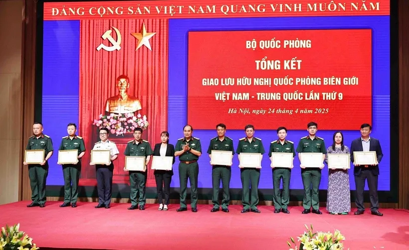 Thượng tướng Phùng Sĩ Tấn, Phó tổng Tham mưu trưởng Quân đội nhân dân Việt Nam trao Bằng khen của Bộ trưởng Bộ Quốc phòng cho các cá nhân. Ảnh: Minh Đức/TTXVN