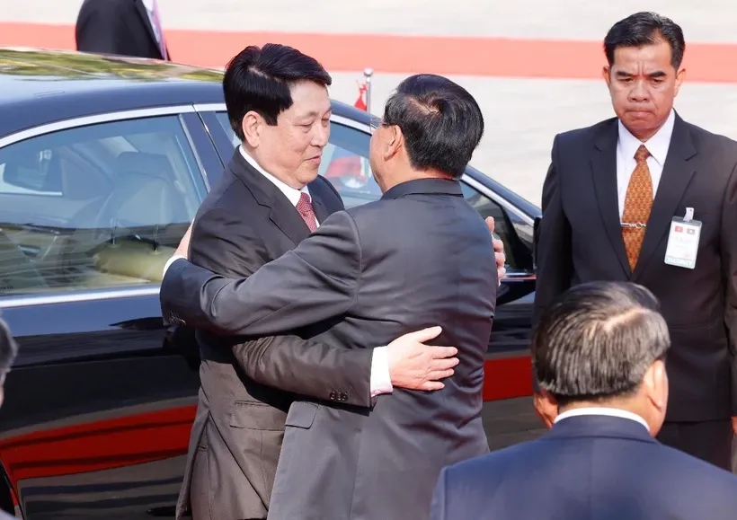 Tổng Bí thư, Chủ tịch nước Lào Thongloun Sisoulith đón Chủ tịch nước Lương Cường. Ảnh: Lâm Khánh/TTXVN