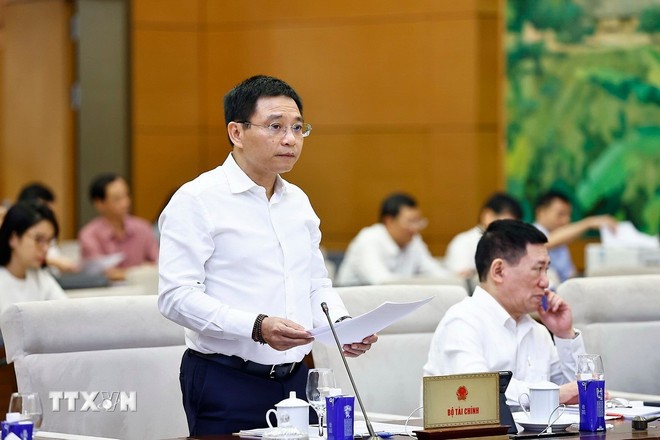 Bộ trưởng Bộ Tài chính Nguyễn Văn Thắng trình bày tóm tắt báo cáo. Ảnh: Doãn Tấn/TTXVN