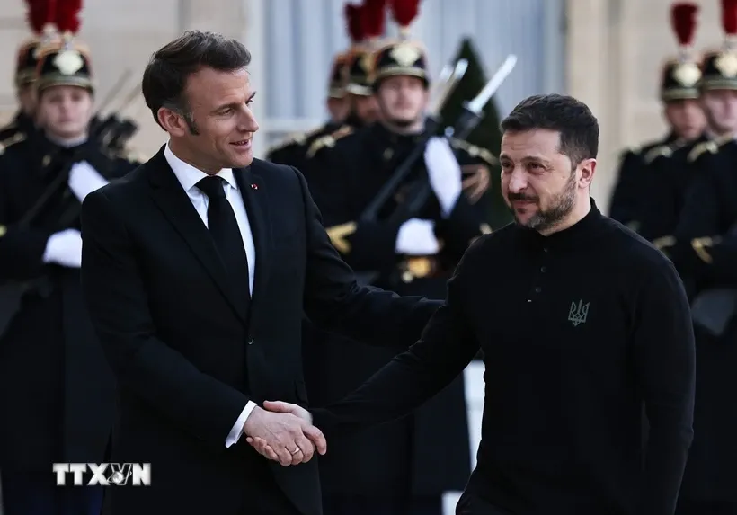 Tổng thống Pháp Emmanuel Macron (trái) và Tổng thống Ukraine Volodymyr Zelensky tại cuộc gặp ở Paris ngày 26/3/2025. Ảnh: THX/TTXVN