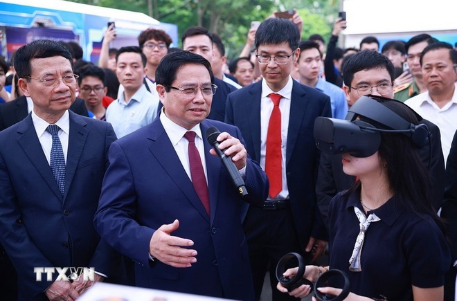 Thủ tướng Phạm Minh Chính tham quan trưng bày sản phẩm đổi mới sáng tạo và chuyển đổi số.” Ảnh: Dương Giang/TTXVN