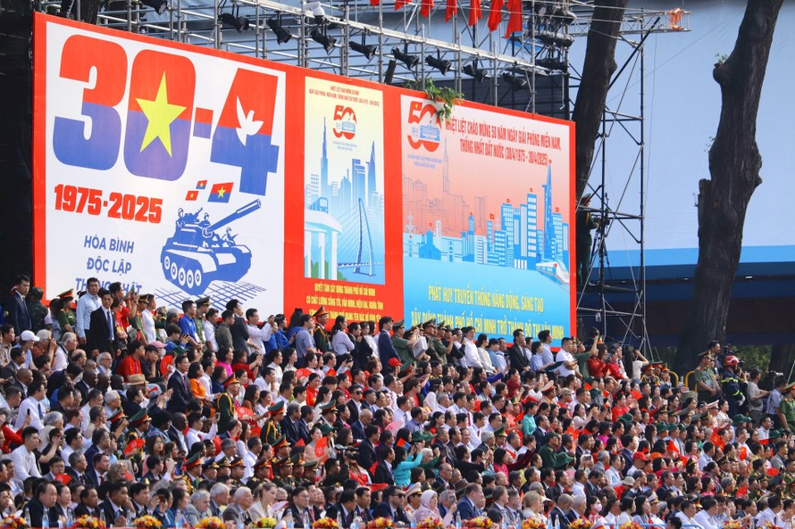 Đông đảo đại biểu, người dân tham dự Lễ diễu binh, diễu hành. Ảnh minh họa