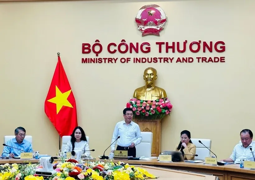 Bộ trưởng Bộ Công Thương Nguyễn Hồng Diên phát biểu tại một hội nghị.