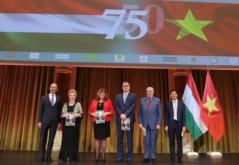 Đại sứ Bùi Lê Thái trao tặng cho các khách mời danh dự Tập san đặc biệt do Đại sứ quán Việt Nam tại Hungary phối hợp với Tạp chí Eurasia xuất bản nhân kỷ niệm 75 năm thiết lập quan hệ ngoại giao giữa hai nước.