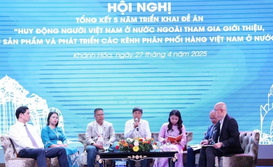 Phiên thảo luận tại hội nghị tổng kết 5 năm (2019-2024) triển khai Đề án “Huy động người Việt Nam ở nước ngoài tham gia giới thiệu, tiêu thụ sản phẩm và phát triển kênh phân phối hàng Việt Nam ở nước ngoài.”