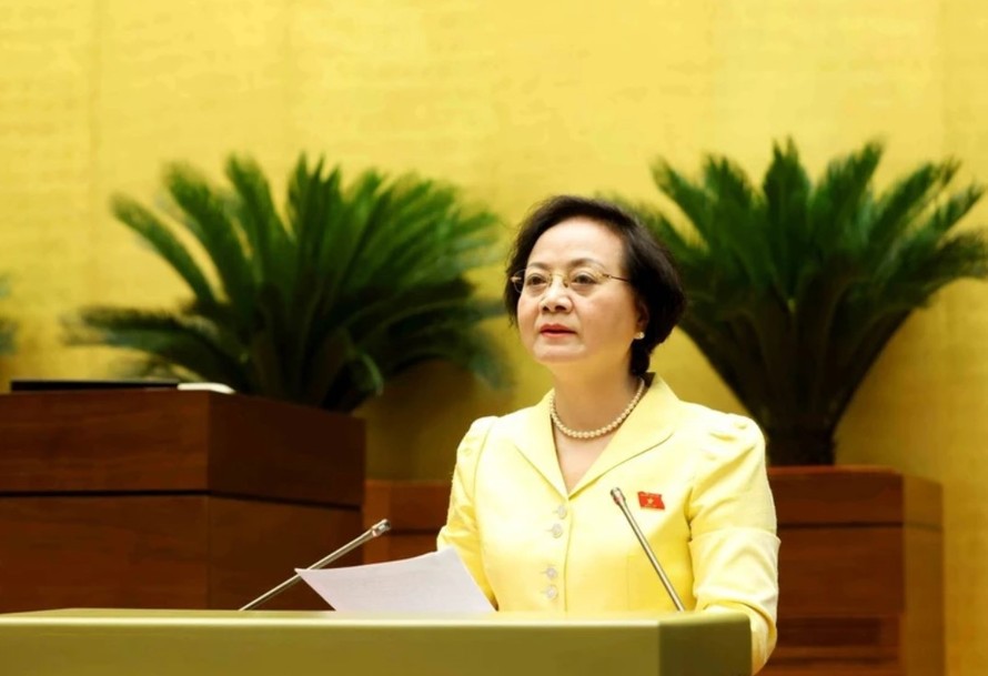 Bộ trưởng Bộ Nội vụ Phạm Thị Thanh Trà trình bày Tờ trình dự án Luật Cán bộ, công chức (sửa đổi). Ảnh: Phương Hoa