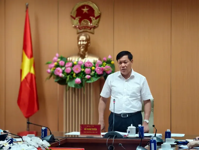 Thứ trưởng Bộ Y tế Đỗ Xuân Tuyên phát biểu tại cuộc họp. 