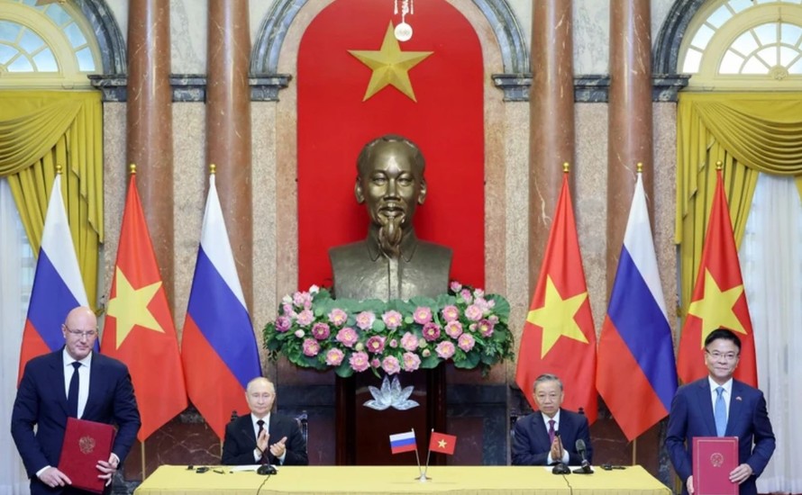 Chủ tịch nước Cộng hòa Xã hội Chủ nghĩa Việt Nam Tô Lâm và Tổng thống Liên bang Nga Vladimir Putin chứng kiến trao các văn kiện đã ký kết giữa hai nước vào chiều 20/6/2024. Ảnh: Nhan Sáng