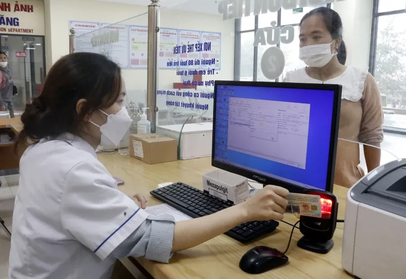 Người dân đăng ký khám chữa bệnh bằng căn cước công dân. Ảnh: Đồng Thúy