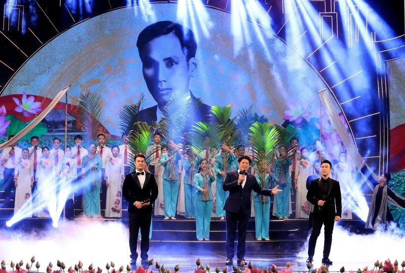 “Quà tháng 5 dâng Người” là chương trình nghệ thuật mang ý nghĩa chính trị, văn hóa sâu sắc, thể hiện tri ân sâu nặng và tình cảm kính yêu vô hạn của nhân dân cả nước đối với Chủ tịch Hồ Chí Minh. Ảnh: Nhật Anh