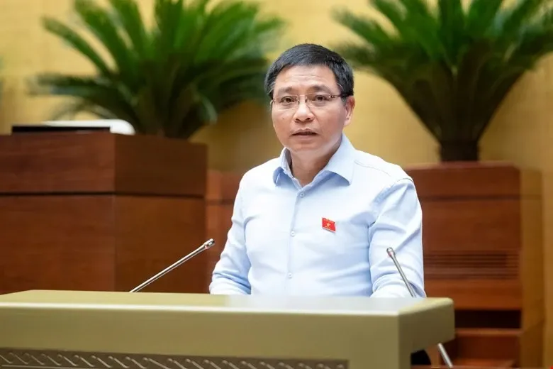 Thừa ủy quyền của Thủ tướng Chính phủ, Bộ trưởng Bộ Tài chính Nguyễn Văn Thắng đã trình bày Tờ trình về dự thảo Nghị quyết. Ảnh: QH