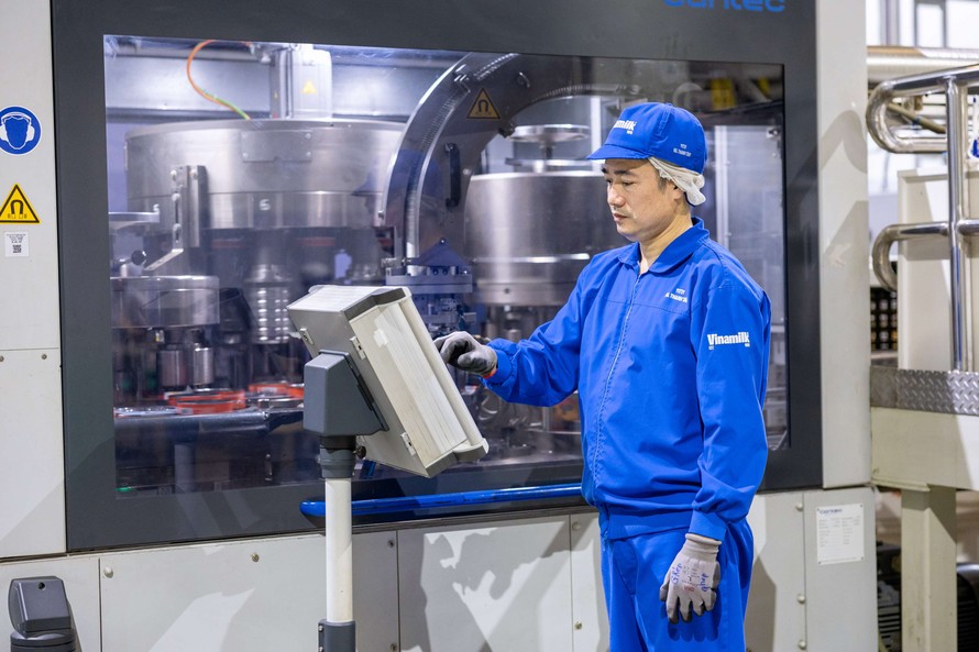 Phân đoạn sản xuất tự động tại nhà máy sữa bột Việt Nam của Vinamilk.