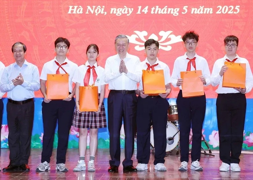 Tổng Bí thư Tô Lâm tặng học bổng cho học sinh xuất sắc Trường Trung học cơ sở Cầu Giấy, quận Cầu Giấy. Ảnh: Thống Nhất