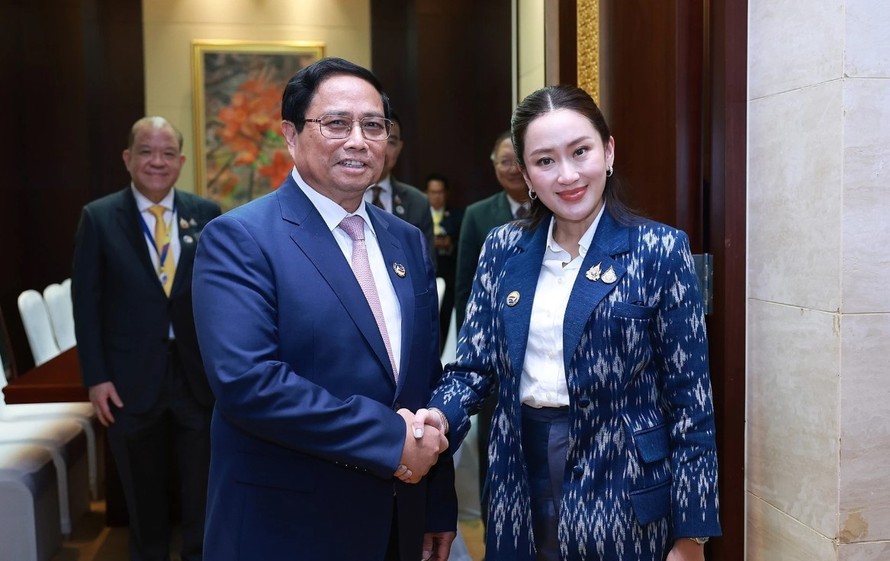Trong chuyến tham dự Hội nghị Cấp cao ASEAN lần thứ 44, 45 và các hội nghị cấp cao liên quan tại Vientiane (Lào), tối 9/10/2024, Thủ tướng Phạm Minh Chính gặp Thủ tướng Thái Lan Paetongtarn Shinawatra. Ảnh: Dương Giang