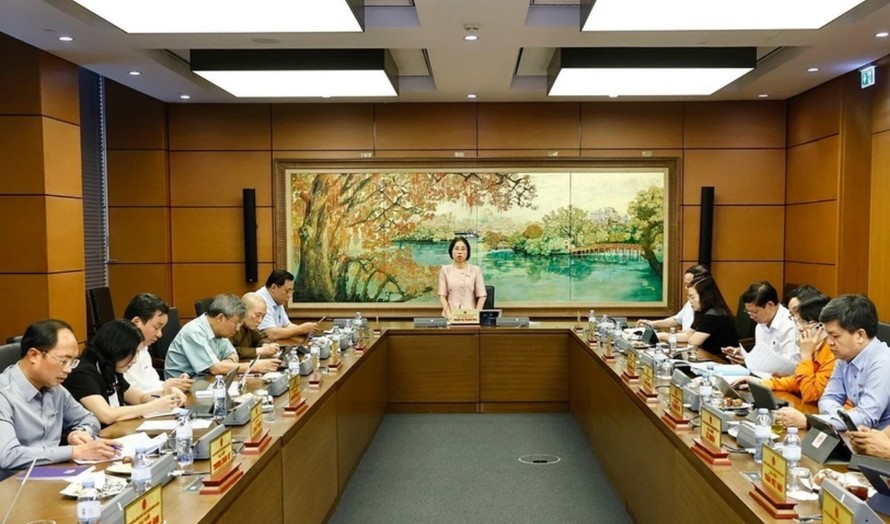 Đoàn đại biểu Quốc hội thành phố Hà Nội thảo luận ở tổ. Ảnh: Doãn Tấn