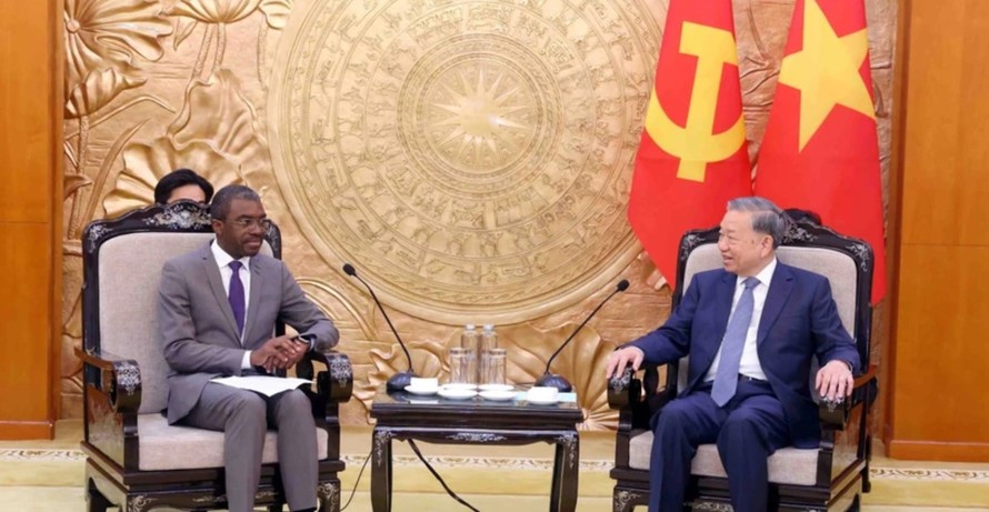 Tổng Bí thư Tô Lâm tiếp ông Lazare Eloundou Assomo, Giám đốc Trung tâm Di sản Thế giới của Tổ chức Giáo dục, Khoa học và Văn hóa của Liên hợp quốc (UNESCO). Ảnh: Phạm Kiên