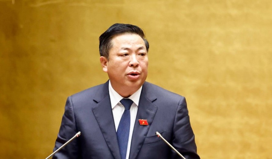 Bộ trưởng Bộ Xây dựng Trần Hồng Minh thừa ủy quyền của Thủ tướng Chính phủ đã trình bày Tờ trình dự thảo Nghị quyết của Quốc hội về thí điểm một số cơ chế, chính sách đặc thù phát triển nhà ở xã hội.