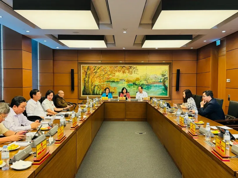 Đại biểu Quốc hội đoàn Hà Nội thảo luận ở tổ về cơ chế, chính sách đặc thù phát triển nhà ở xã hội.