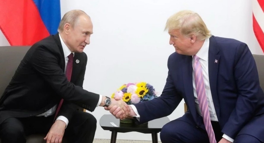 Tổng thống Mỹ Donald Trump (phải) trong cuộc gặp Tổng thống Nga Vladimir Putin tại Osaka, Nhật Bản ngày 28/6/2019.
