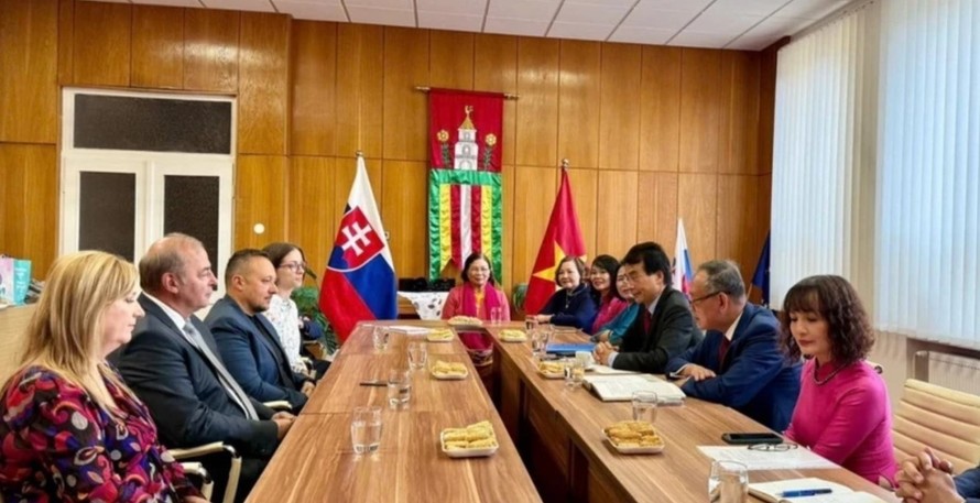 Đại sứ Việt Nam tại Slovakia Phạm Trường Giang tại cuộc gặp Thị trưởng Horné Saliby Pavol Dobosy.