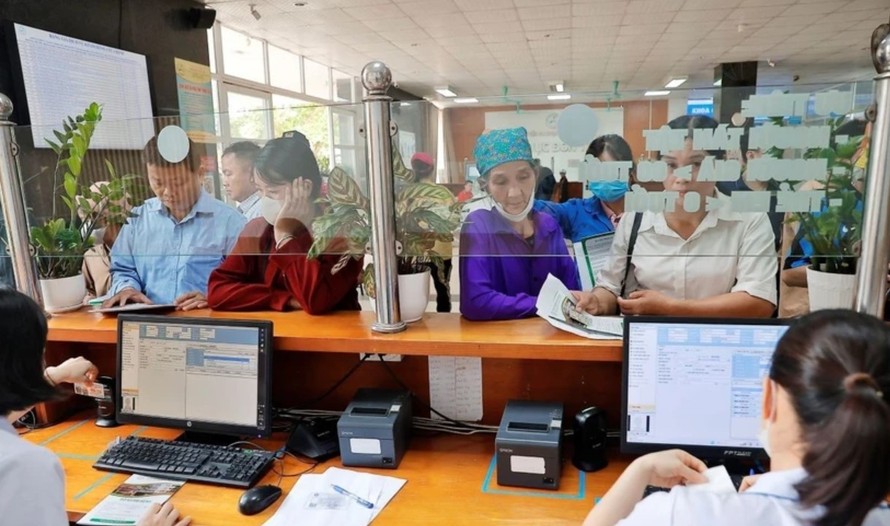 Người dân đăng ký khám chữa bệnh tại bệnh viện. Ảnh: Minh Quyết