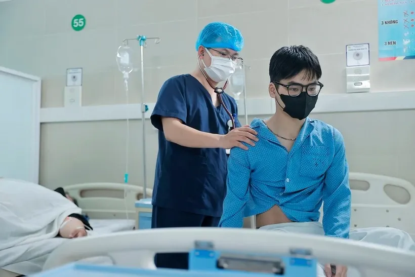 Bác sỹ khám cho bệnh nhân COVID-19 đang điều trị tại Khoa bệnh nghề nghiệp, bệnh viện Thanh Nhàn. Ảnh: Minh Quyết