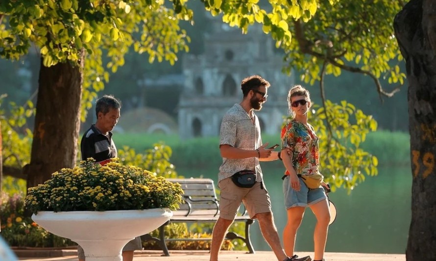 Du khách bên Hồ Hoàn Kiếm (Hà Nội).