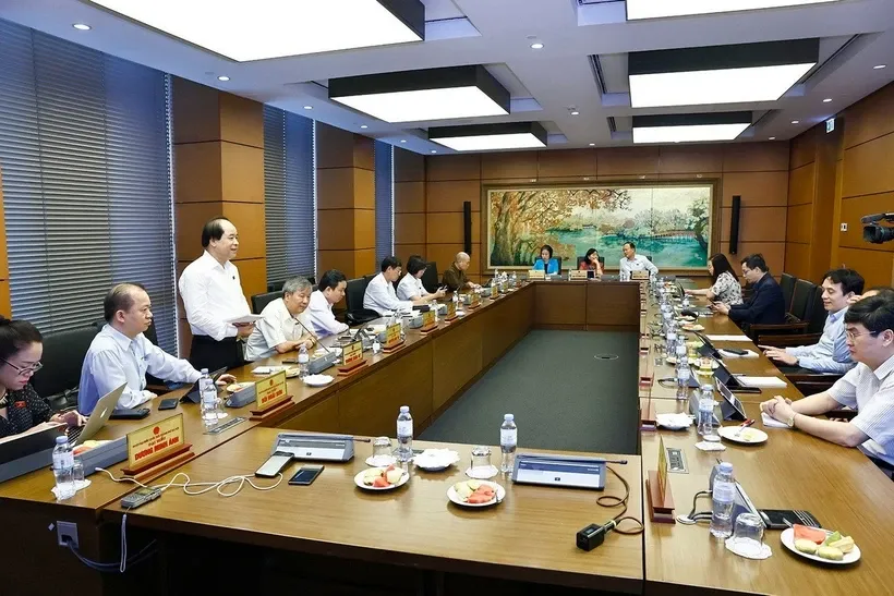 Đoàn đại biểu Quốc hội thành phố Hà Nội thảo luận ở tổ. Ảnh: Doãn Tấn