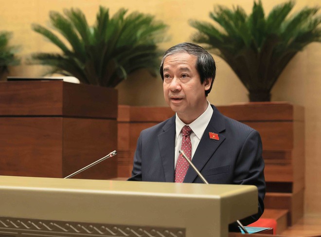 Bộ trưởng Bộ Giáo dục và Đào tạo Nguyễn Kim Sơn trình bày Tờ trình dự thảo Nghị quyết của Quốc hội về miễn, hỗ trợ học phí đối với trẻ em mầm non, học sinh phổ thông, người học chương trình giáo dục phổ thông tại các cơ sở giáo dục trong hệ thống giáo dục quốc dân. Ảnh: An Đăng