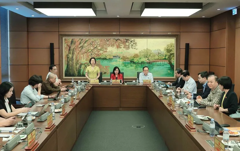 Đoàn đại biểu Quốc hội thành phố Hà Nội thảo luận tại tổ. Ảnh: An Đăng