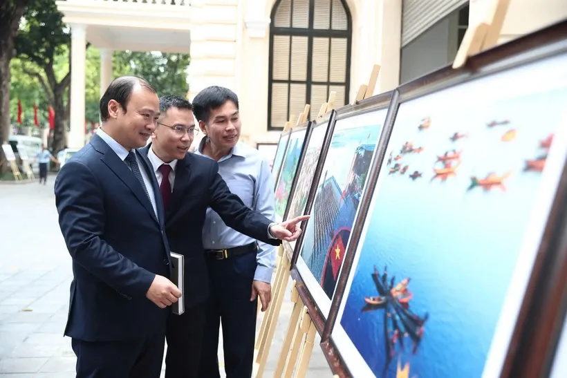 Thứ trưởng Thường trực Bộ Văn hóa, Thể thao và Du lịch Lê Hải Bình tham quan triển lãm các tác phẩm đoạt giải cuộc thi "Happy Vietnam" mùa trước. Ảnh: Nam Nguyễn