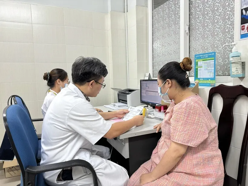 Nhiều phụ nữ mang thai được vận động, tuyên truyền đi kiểm tra sức khỏe định kỳ.