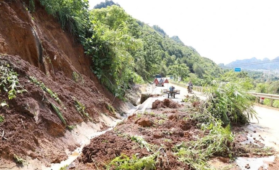 Mưa lớn gây sạt lở đất trên Quốc lộ 4D đoạn giáp ranh giữa thành phố Lai Châu với huyện Phong Thổ. Ảnh: Quý Trung